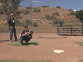 Ein baseball mannschaft voll von schlampen anwendungen ihre körper bis distract die opponent