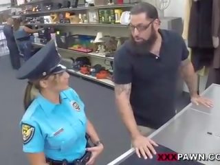 Jauns sieviete policija virsnieks hocks viņai ierocis