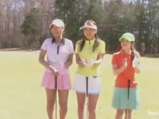 Burvīgas aziāti pusaudze meitenes spēlēt a spēle no noģērbšana golfs