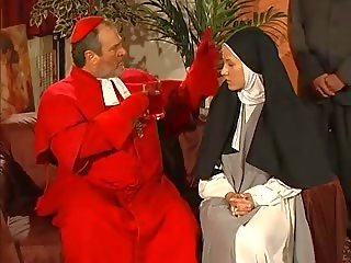 Våt rycka nuns anala körd av den priest