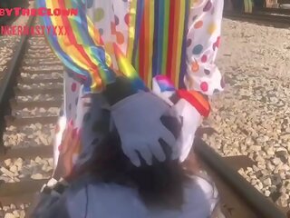 Klaun téměř dostane udeřil podle vlak zatímco získávání hlava