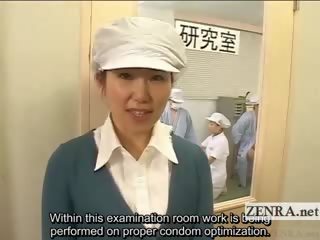 Felirattal nők ruhában, férfiak meztelen japán gumióvszer laboratory faszverés kutatás