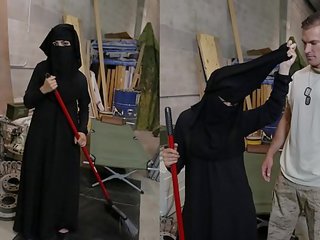 游览 的 赃物 - 穆斯林 女人 sweeping 地板 得到 noticed 由 randy 美国人 soldier