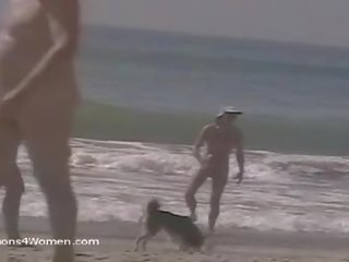 實 衣女裸體男 瞬間 從 socal 海灘