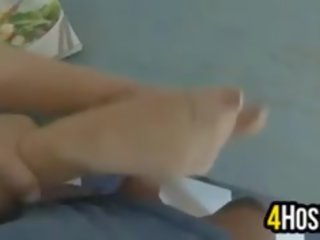Sexy adolescent donnant une branlette avec les pieds
