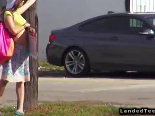 Tini hitchhiker baszik hatalmas pénisz szabadban saját tulajdonú gépjármű