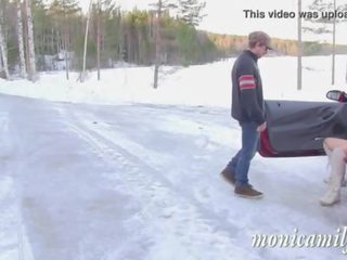 Monicamilf s autó breakdown -ban a norvég winter