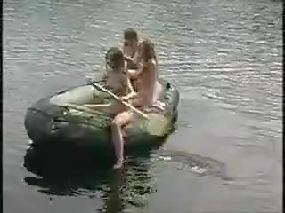 שלוש מְצוּיָן בנות עירום בנות ב ה ג'ונגל ב סירה ל לִדקוֹר לָצוּד