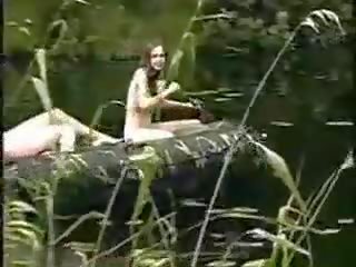 Drie superb meisjes naakt meisjes in de oerwoud op boot voor prik hunt