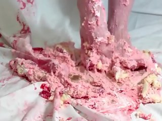 Strawberry cake crush