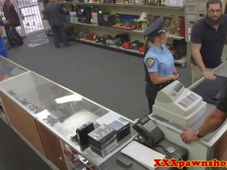 Реален pawnshop мръсен видео с bigass полицай в униформа