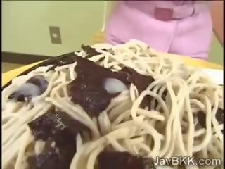 קינקי אישה מן יפן אוהב אוכל לָבוּשׁ עם זֶרַע