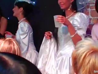 Hottie brides marrje e shëndoshë cocks në një e egër festë