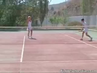 Due affascinante tennis giocare lesbica babes part3