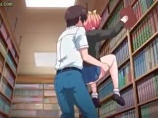 Adoleshent anime student merr dehur në bibliotekë