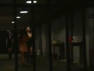 Laura trong tù