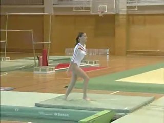Claudia - toppløs gymnastics