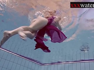 Vyfajčenie extraordinary ruské červenovlasé v the bazén <span class=duration>- 7 min</span>