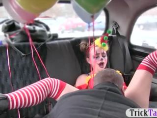 Gal v klaun kostým fucked podľa the vodič pre zadarmo fare