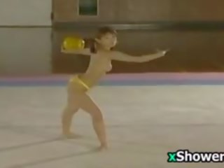 Asiatique athlete performs seins nus et douches