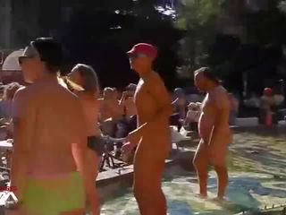 Wnbr público desnudez mujer vestida hombre desnudo - jinetes bailando desnudo