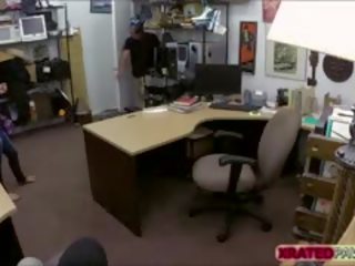 Bruna cubano scopata dentro il ufficio