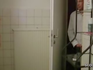 Gjerman nënë i kapuri dhe fucked në dush