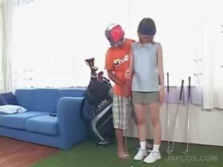 Rödhårig asiatiskapojke tennis spelare ger fellatio