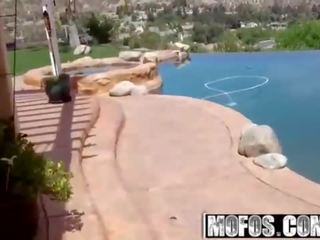 Mofos - drone caçador - (alison tyler) - à beira da piscina foda